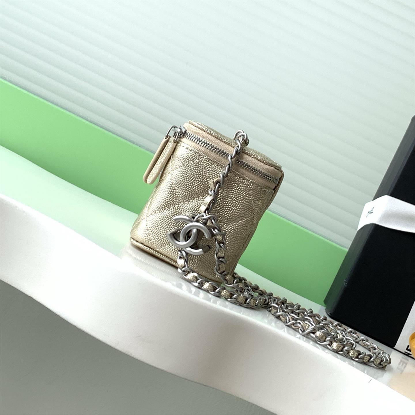 Chanel-Enamel logo double C bag