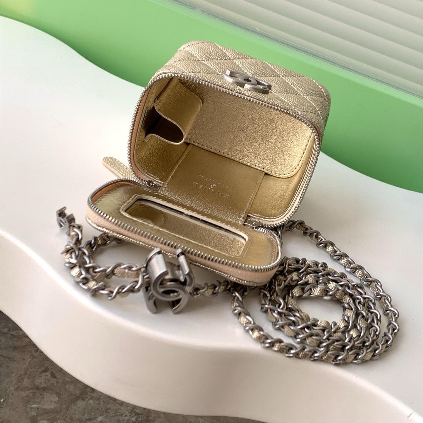 Chanel-Enamel logo double C bag