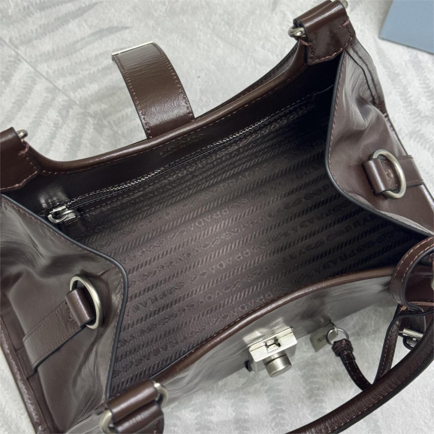 Prada-Spring and summer new oil wax leather bag