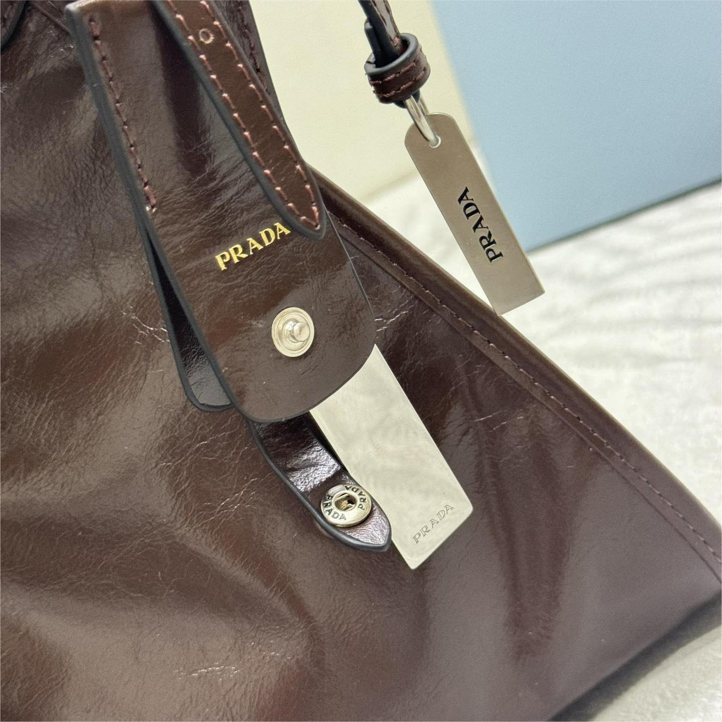 Prada-Spring and summer new oil wax leather bag