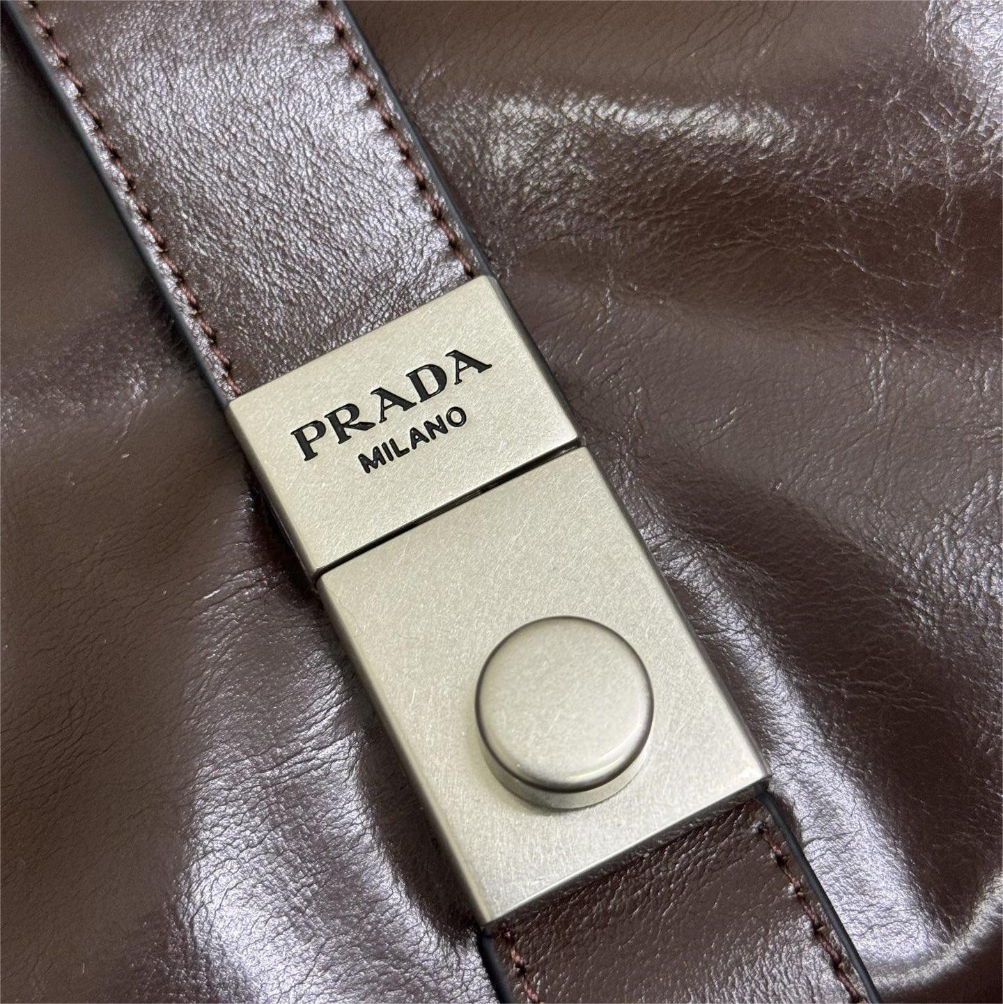 Prada-Spring and summer new oil wax leather bag