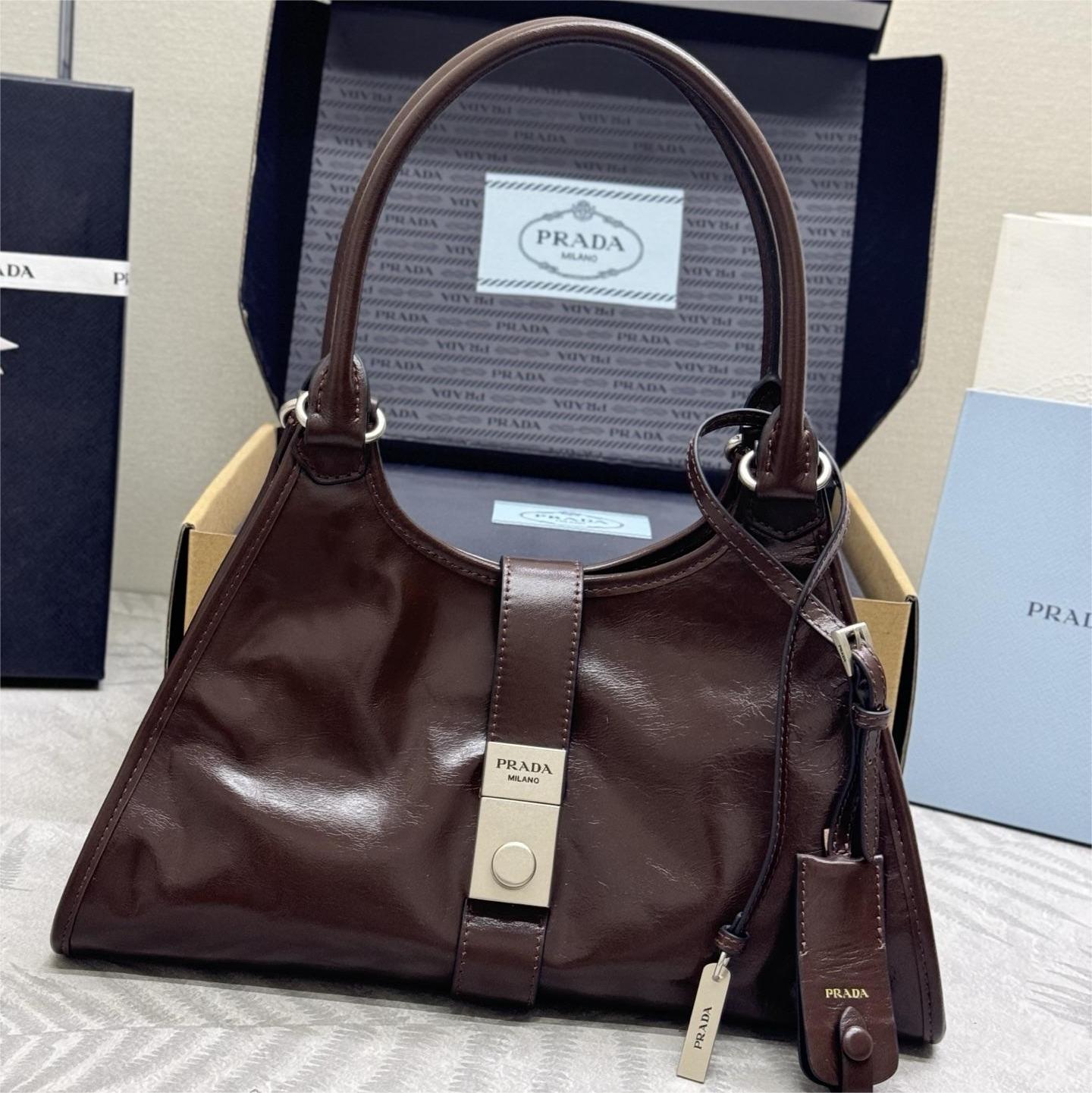 Prada-Spring and summer new oil wax leather bag