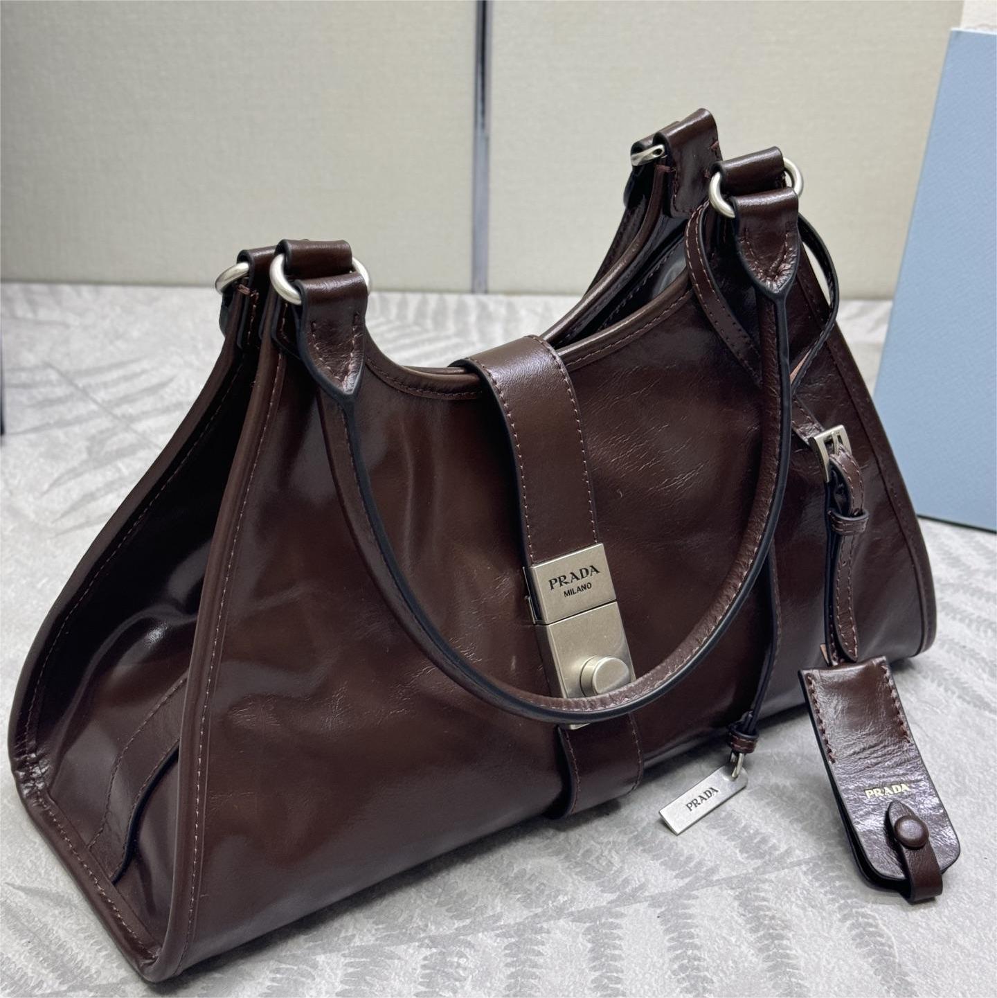 Prada-Spring and summer new oil wax leather bag