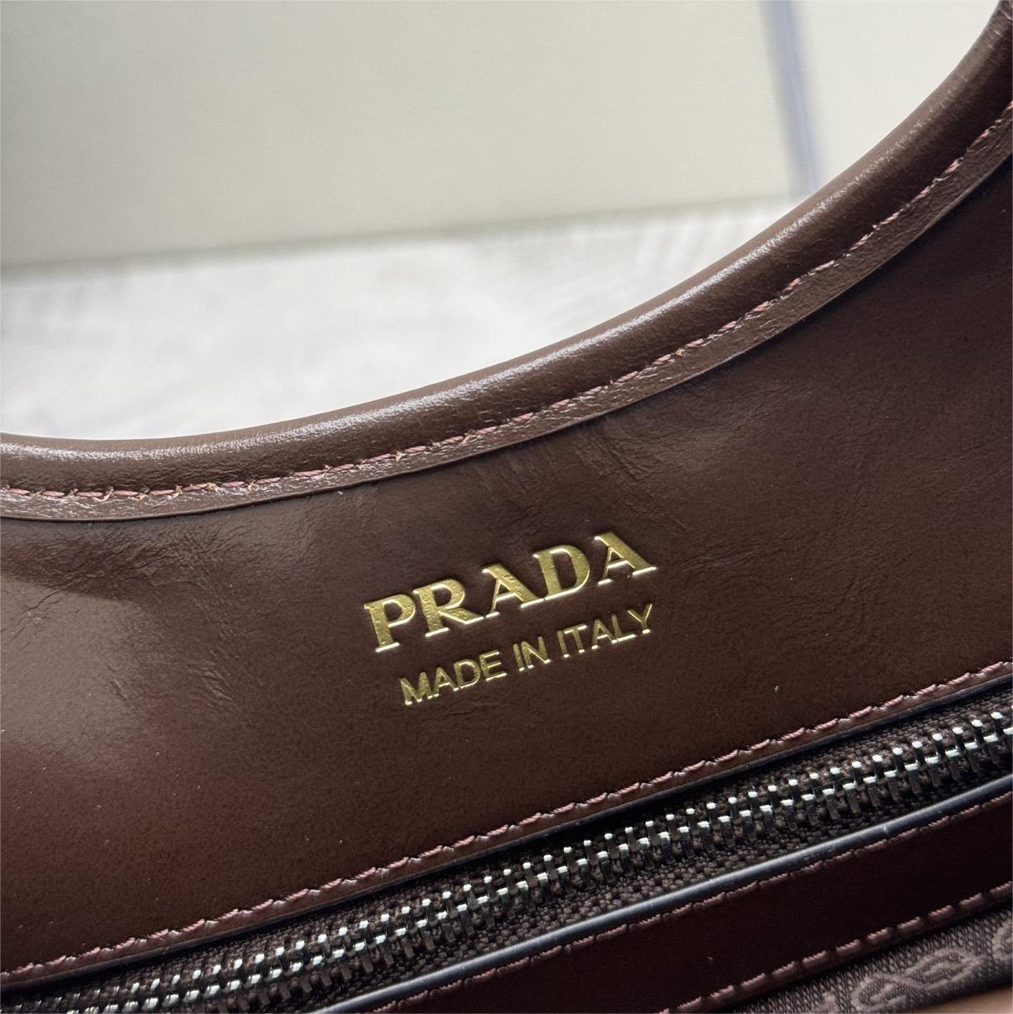Prada-Spring and summer new oil wax leather bag