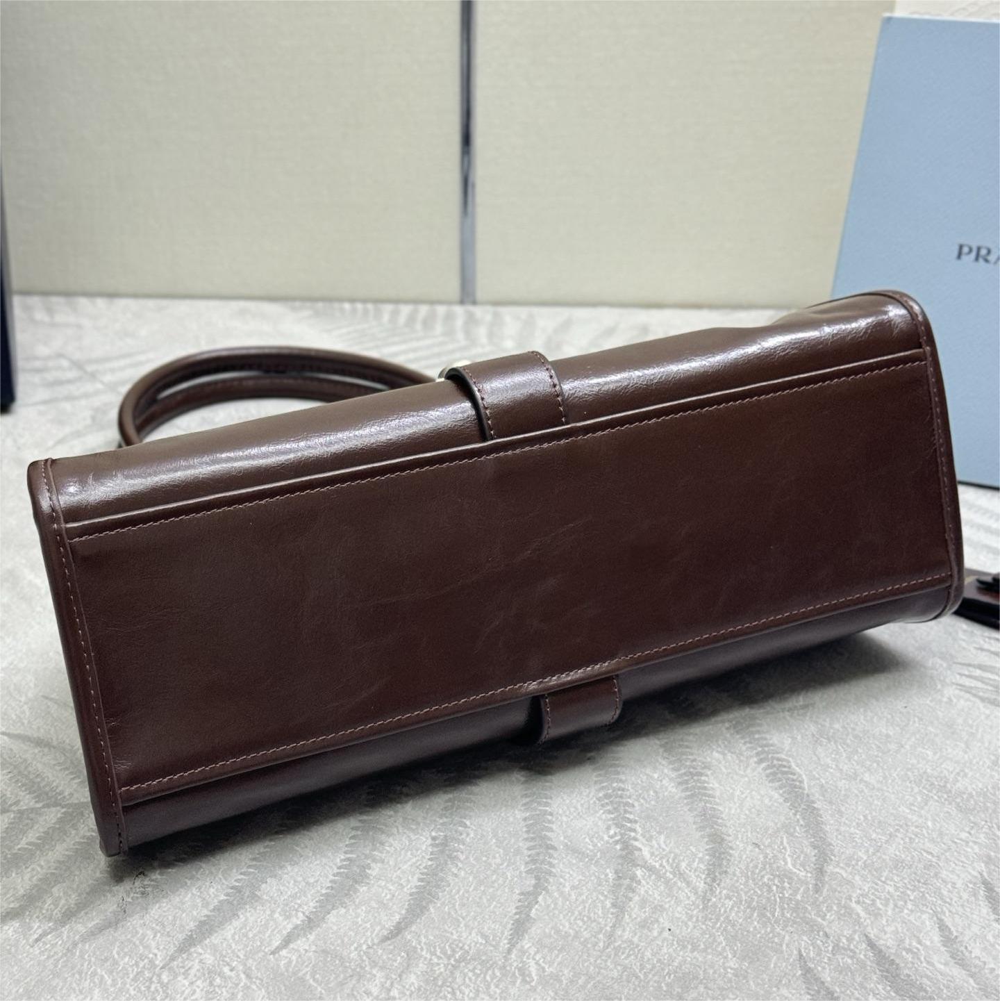 Prada-Spring and summer new oil wax leather bag