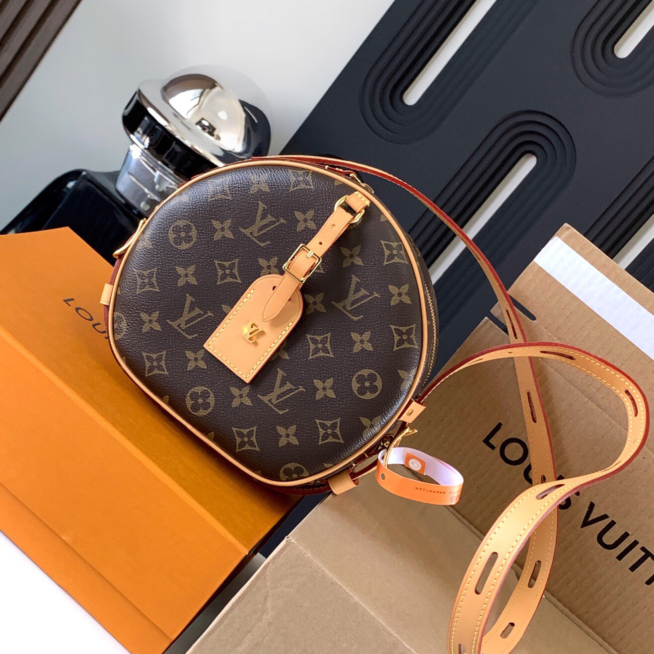 LV-BOITE CHAPEAU SOUPLE Handbag