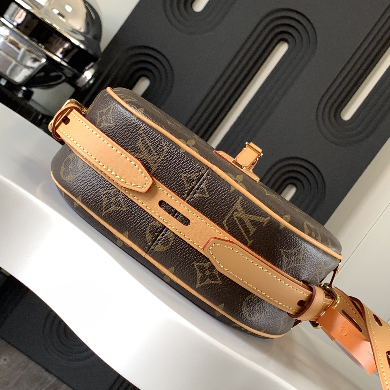 LV-BOITE CHAPEAU SOUPLE Handbag