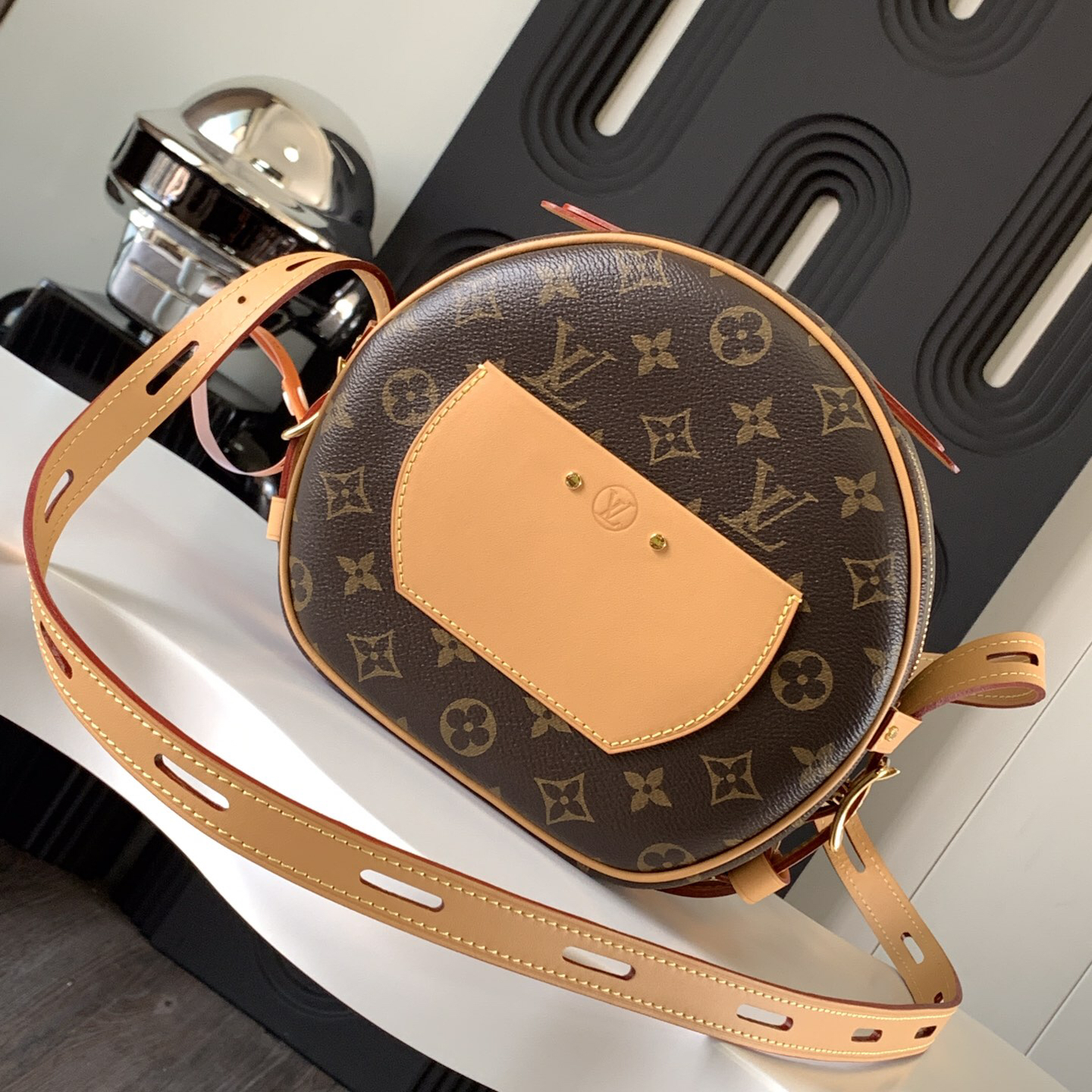 LV-BOITE CHAPEAU SOUPLE Handbag