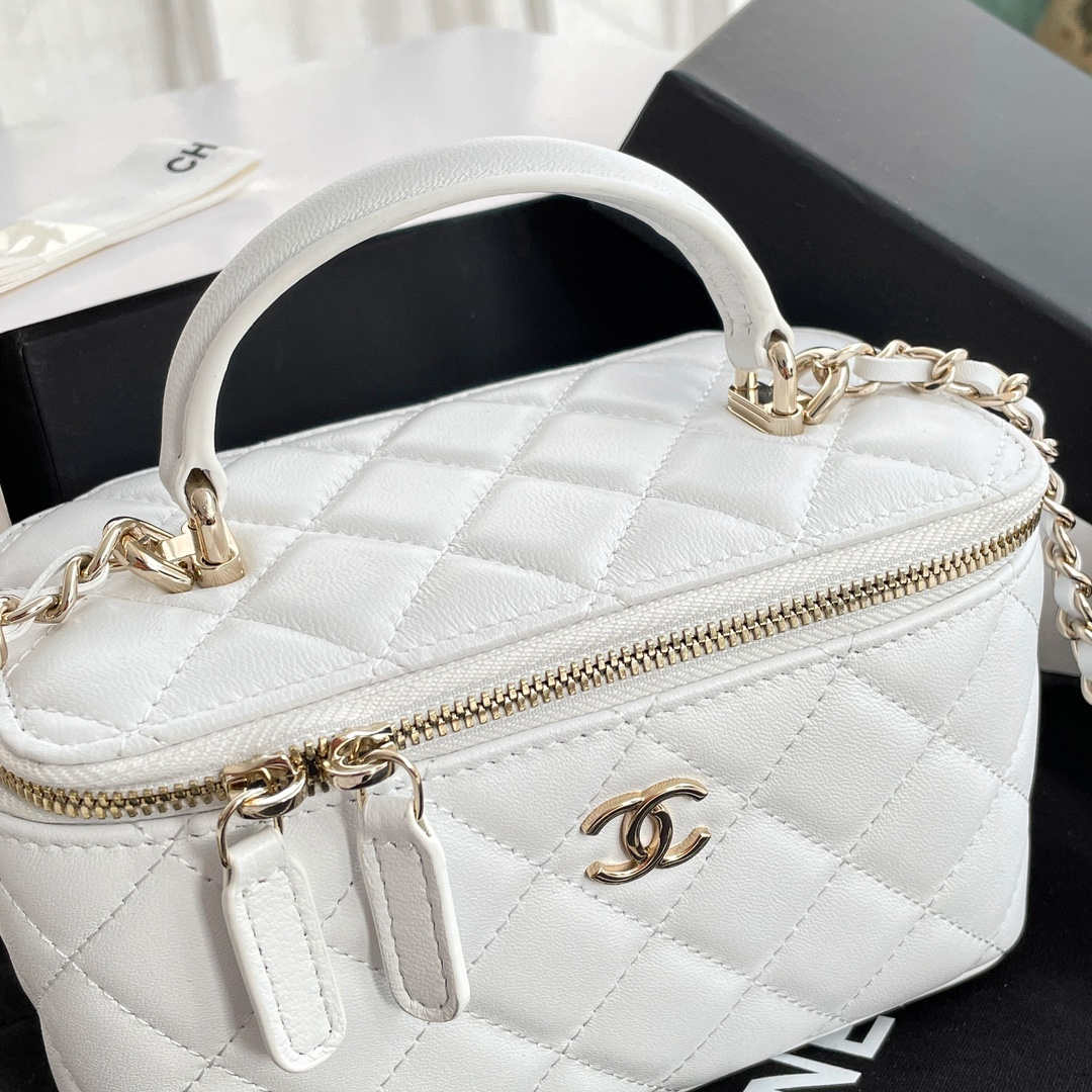 Chanel-White Sheepskin handbag vinity