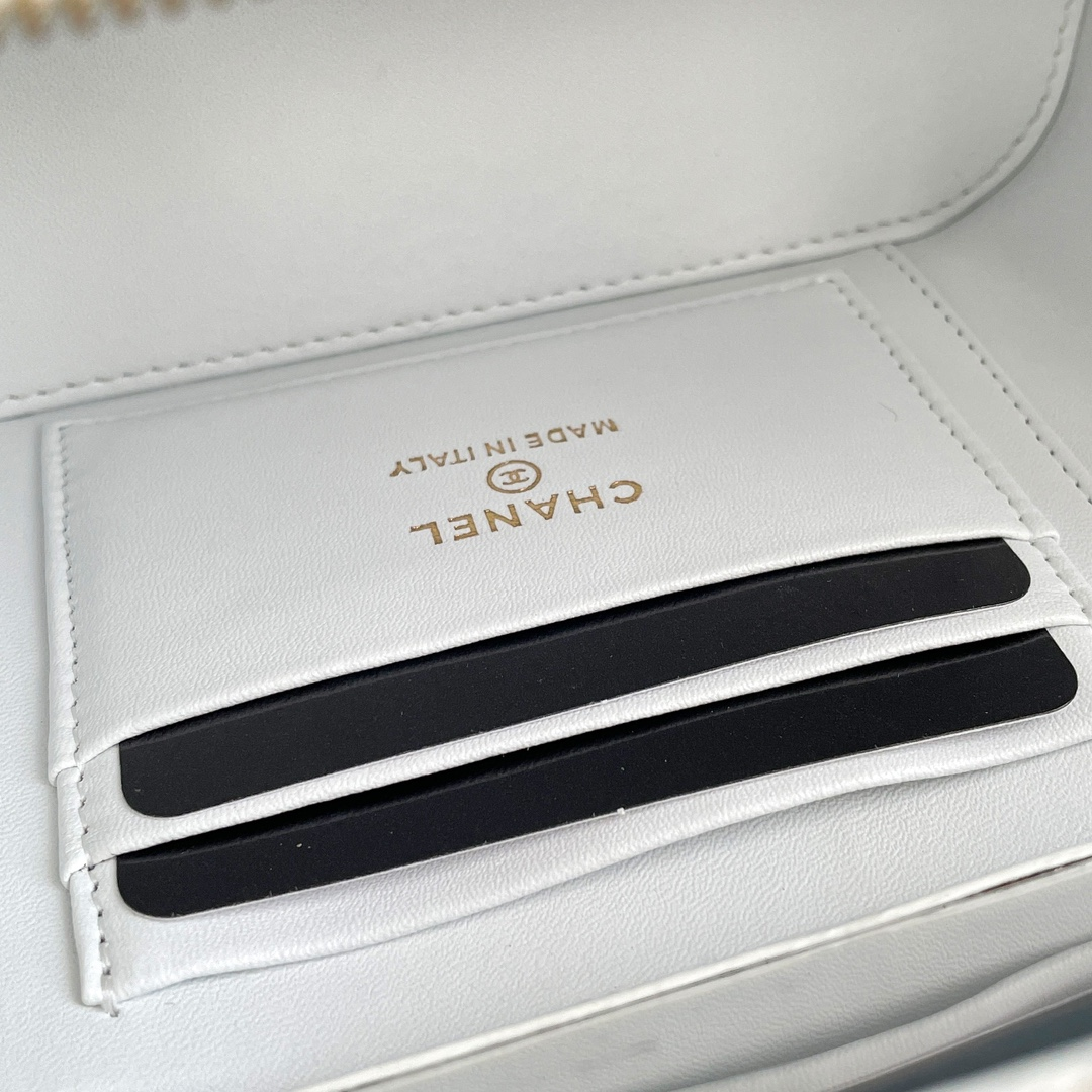 Chanel-White Sheepskin handbag vinity