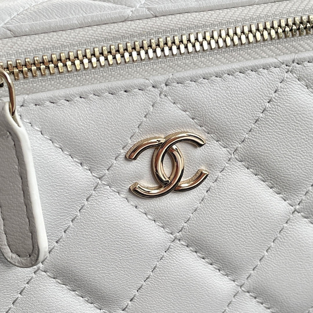 Chanel-White Sheepskin handbag vinity