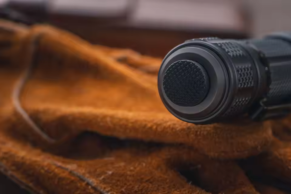 Weltool T2 1730 Lumens LED strong light flashlight 18650 through hole heat dissipation 412 meters--Grey---grey