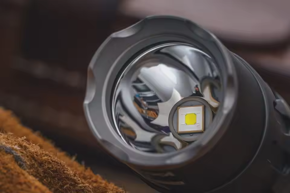 Weltool T2 1730 Lumens LED strong light flashlight 18650 through hole heat dissipation 412 meters--Grey---grey