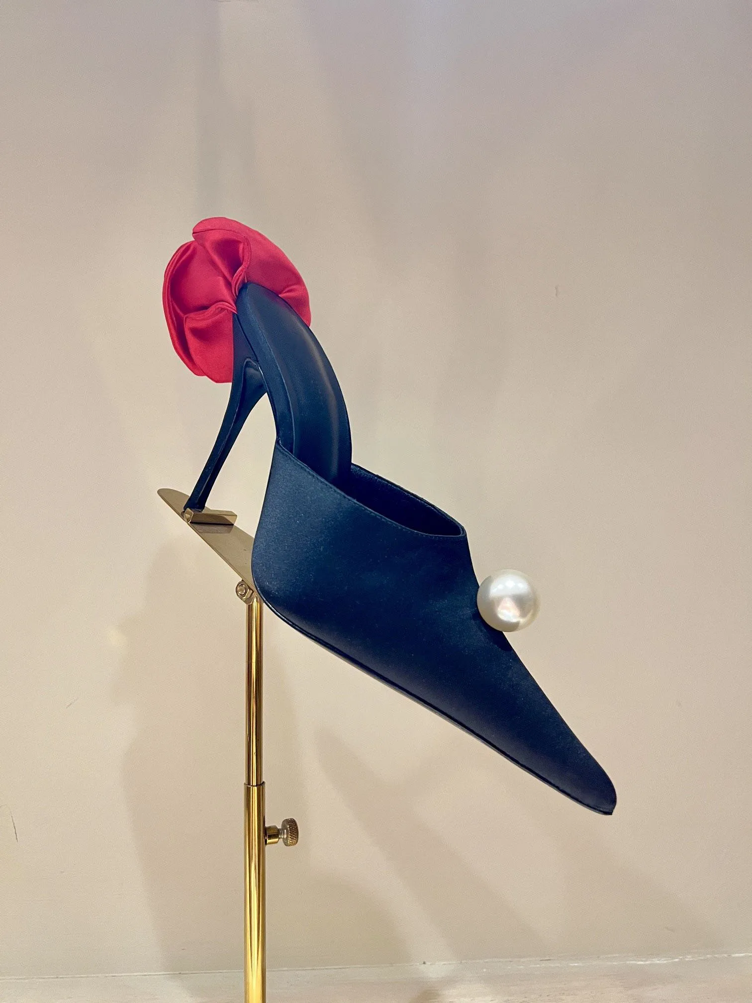 Spring New Banquet Pointed Pearl Petals Decoration Fine Heel Silk