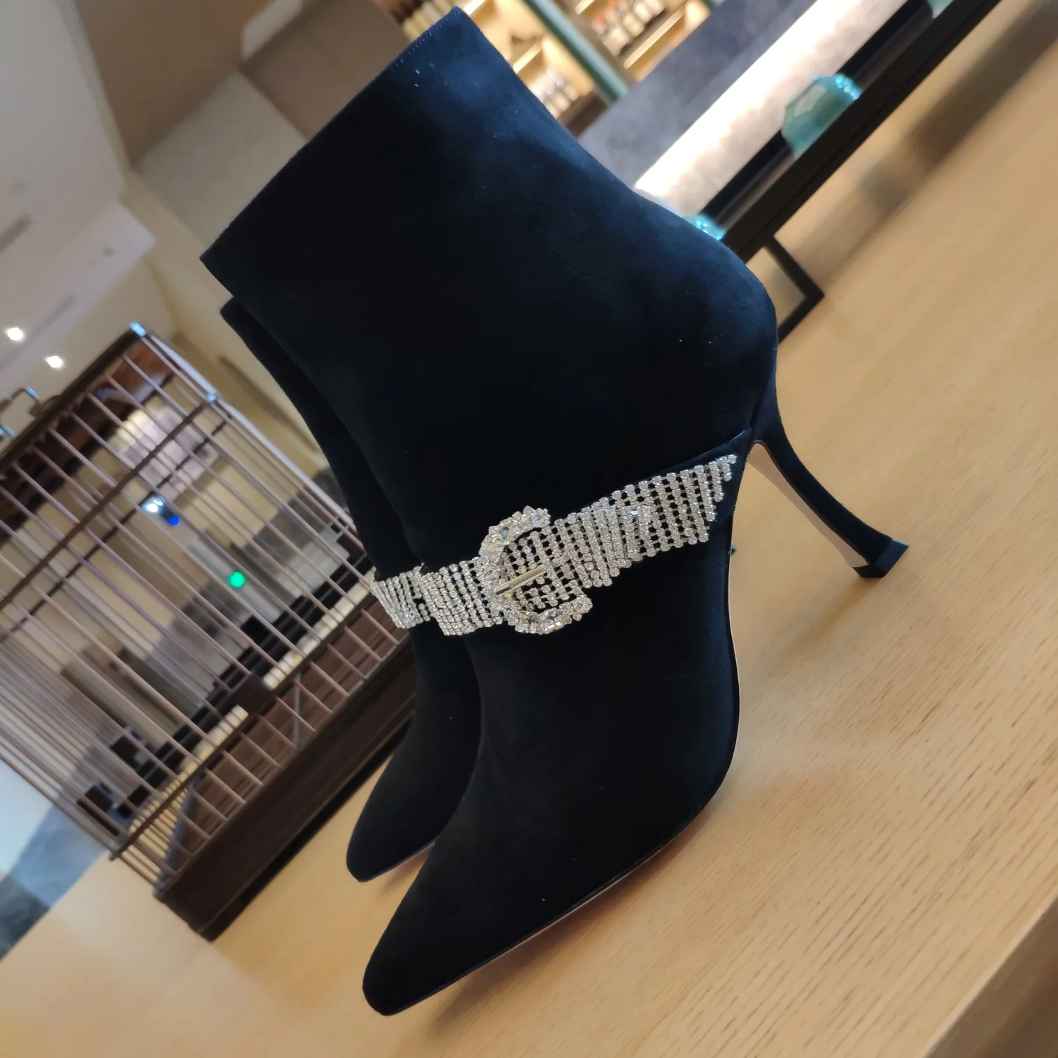 Autumn and Winter New Pointed Fine Heel Rhinestone Chain Fashion Short Boots Style Side Zipper High Heel Single Boots Women